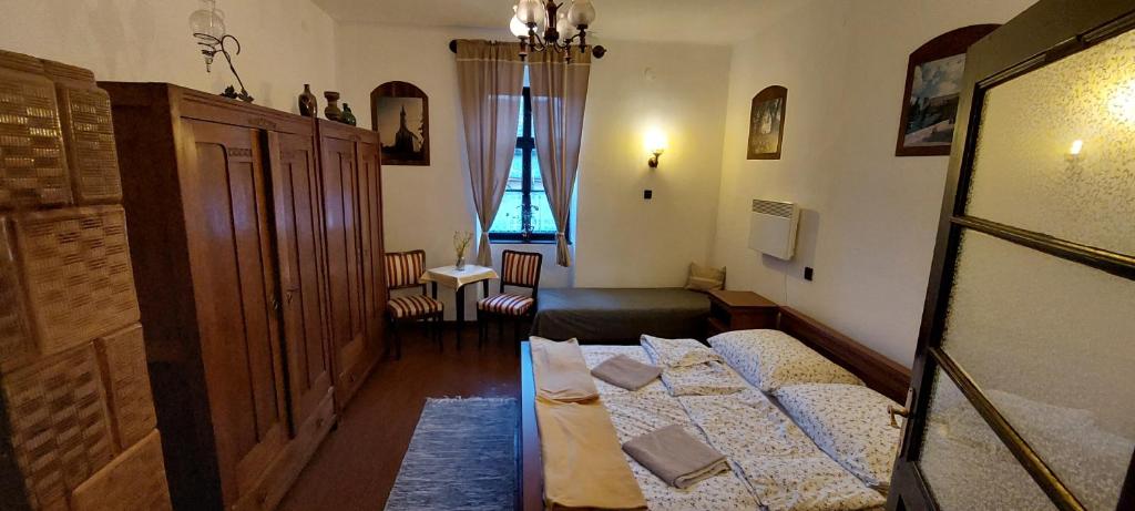 Postel nebo postele na pokoji v ubytování Kázmér Szállás - Gasthaus