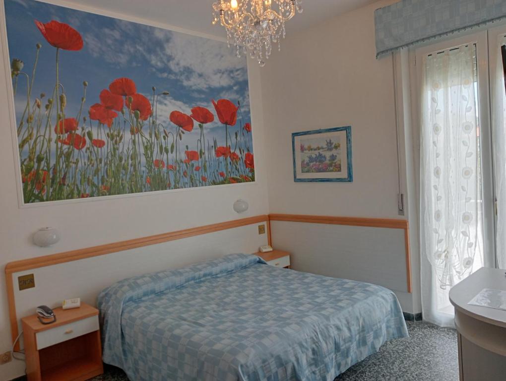ein Schlafzimmer mit einem Bett und einem Wandgemälde in der Unterkunft Hotel Rosa Meublé in Porto San Giorgio