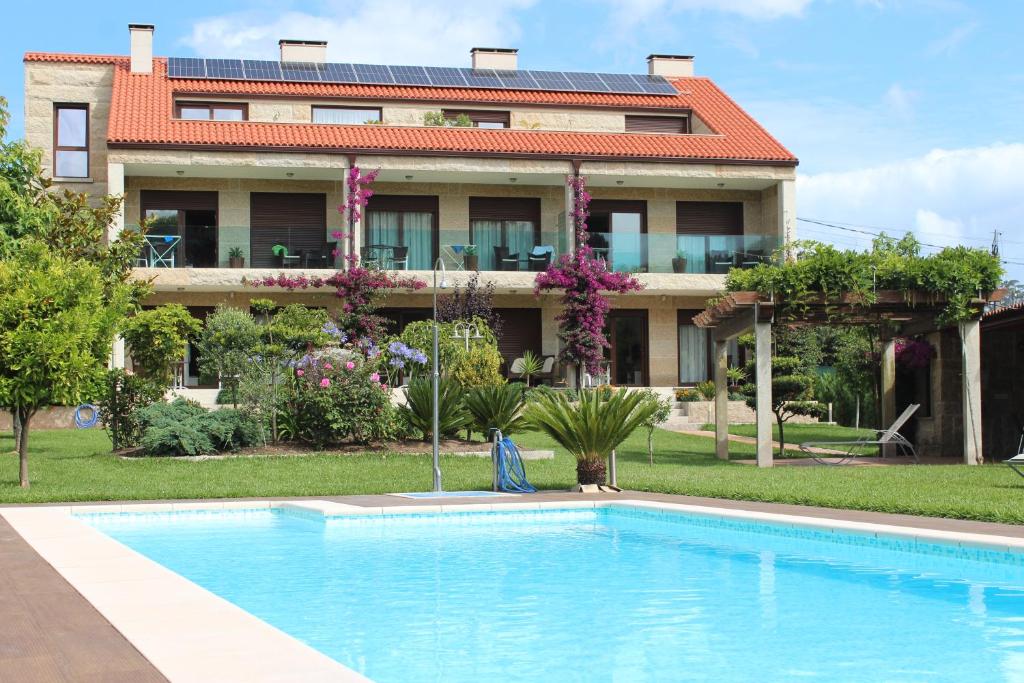 Bazén v ubytování Apartamentos As Lagoas nebo v jeho okolí
