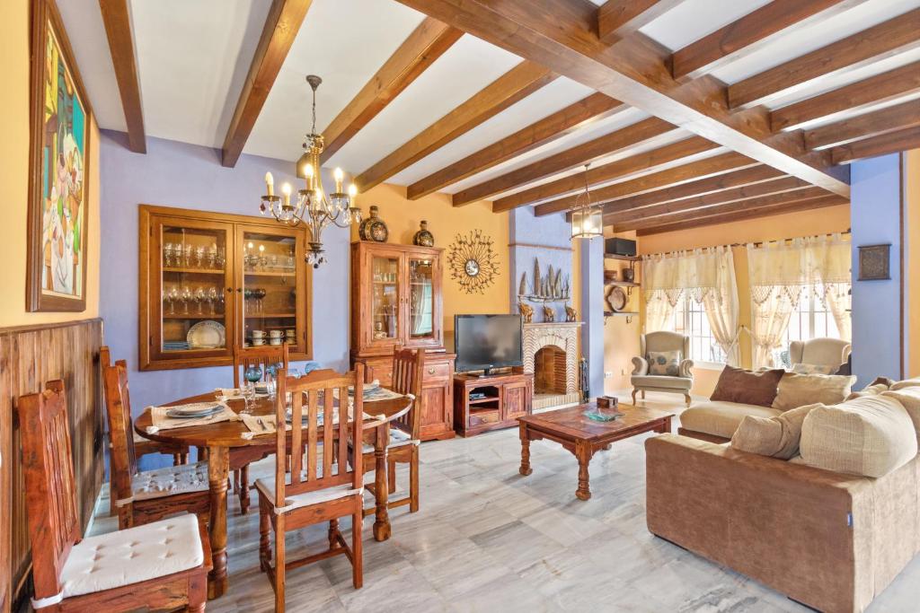 Część wypoczynkowa w obiekcie Villa estilo mediterránea con Piscina, Jardín, Bbq y Jacuzzi - VILLA BEL AIR REAL