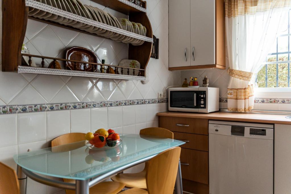 Kuchnia lub aneks kuchenny w obiekcie Villa estilo mediterránea con Piscina, Jardín, Bbq y Jacuzzi - VILLA BEL AIR REAL