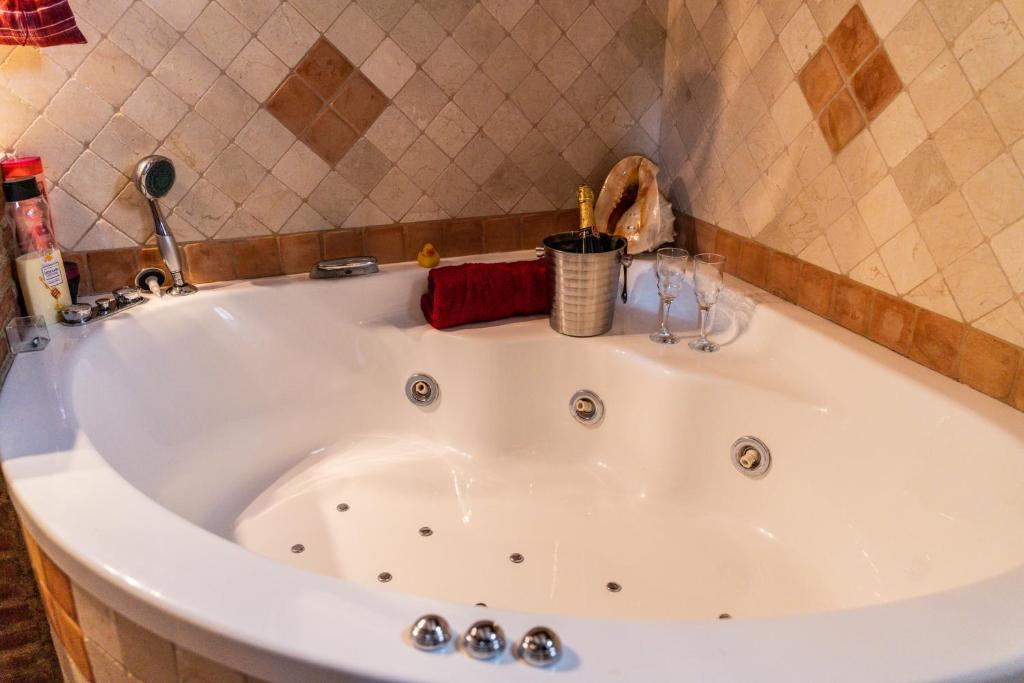 Łazienka w obiekcie Villa estilo mediterránea con Piscina, Jardín, Bbq y Jacuzzi - VILLA BEL AIR REAL