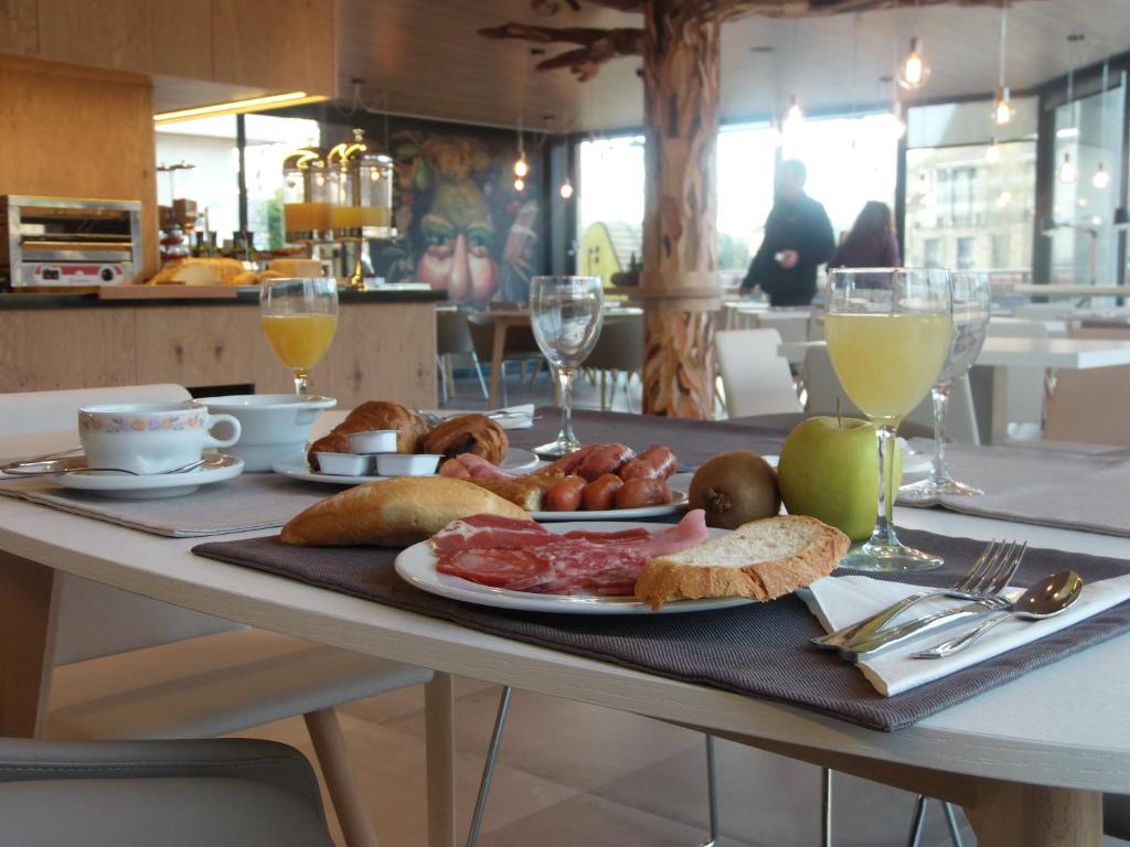 Comida en o cerca de este hotel