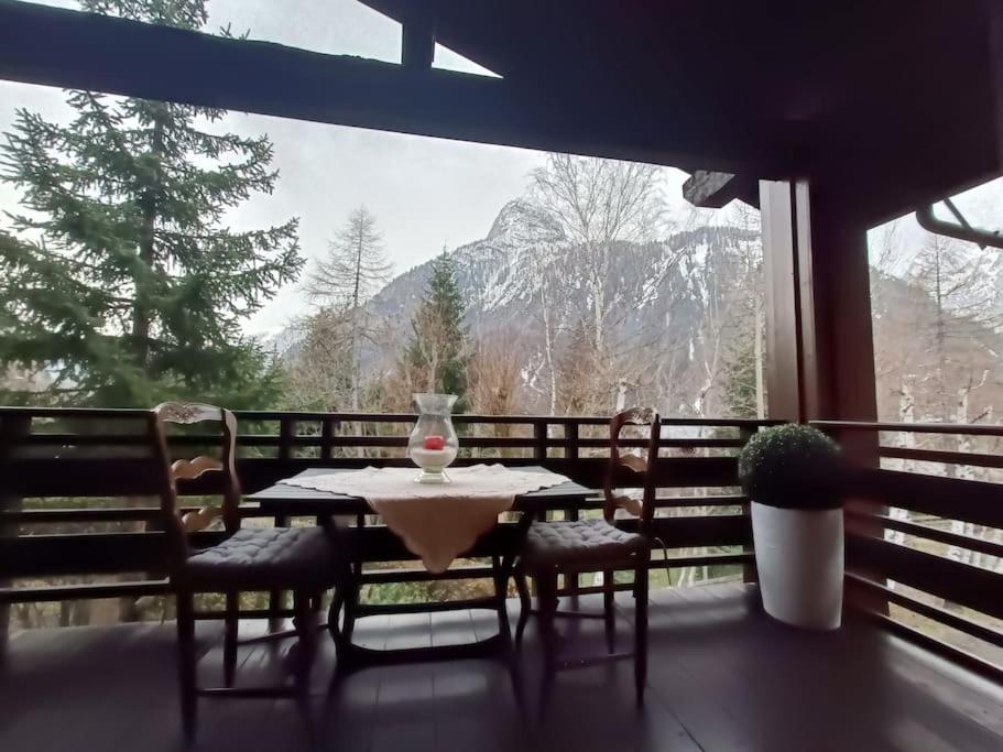 uma mesa e cadeiras numa varanda com vista para uma montanha em Ai piedi del Monte Bianco em Entrèves