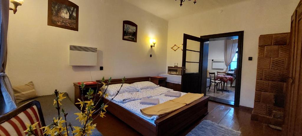 Postel nebo postele na pokoji v ubytování Kázmér Szállás - Gasthaus