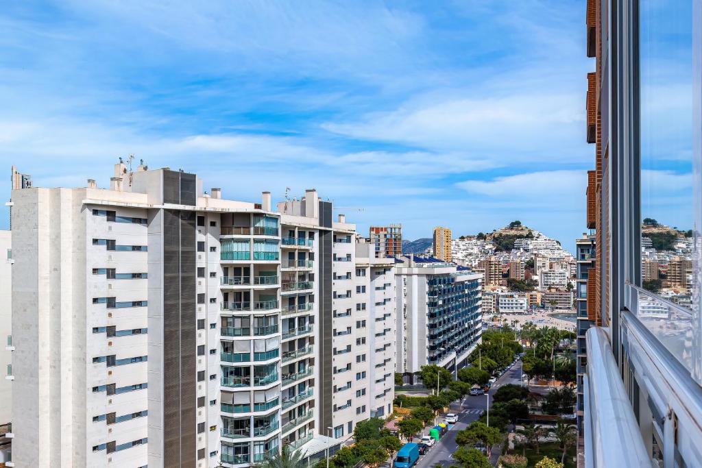 vistas a una ciudad con edificios altos en Espanatour BENIMAR en Cala de Finestrat