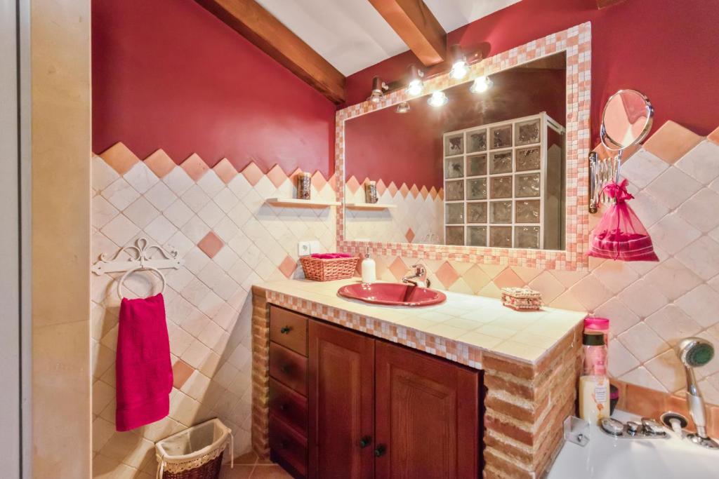 Łazienka w obiekcie Villa estilo mediterránea con Piscina, Jardín, Bbq y Jacuzzi - VILLA BEL AIR REAL