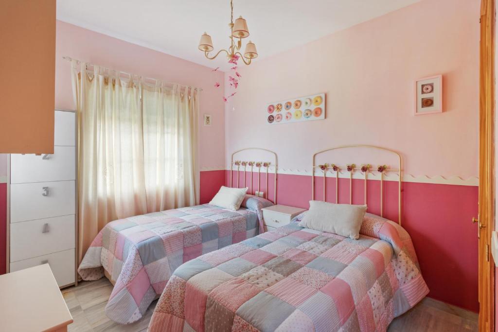 Łóżko lub łóżka w pokoju w obiekcie Villa estilo mediterránea con Piscina, Jardín, Bbq y Jacuzzi - VILLA BEL AIR REAL