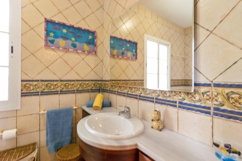 Łazienka w obiekcie Villa estilo mediterránea con Piscina, Jardín, Bbq y Jacuzzi - VILLA BEL AIR REAL