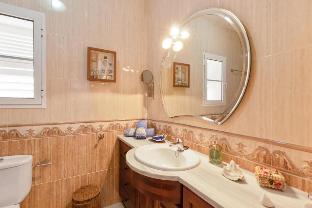 Łazienka w obiekcie Villa estilo mediterránea con Piscina, Jardín, Bbq y Jacuzzi - VILLA BEL AIR REAL