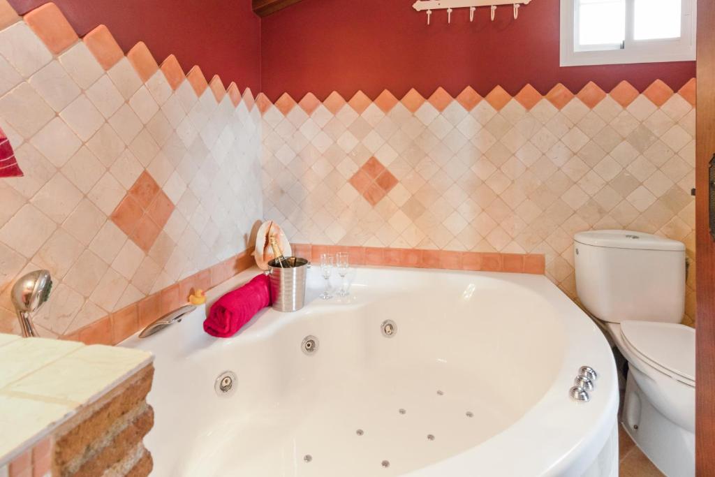 Łazienka w obiekcie Villa estilo mediterránea con Piscina, Jardín, Bbq y Jacuzzi - VILLA BEL AIR REAL