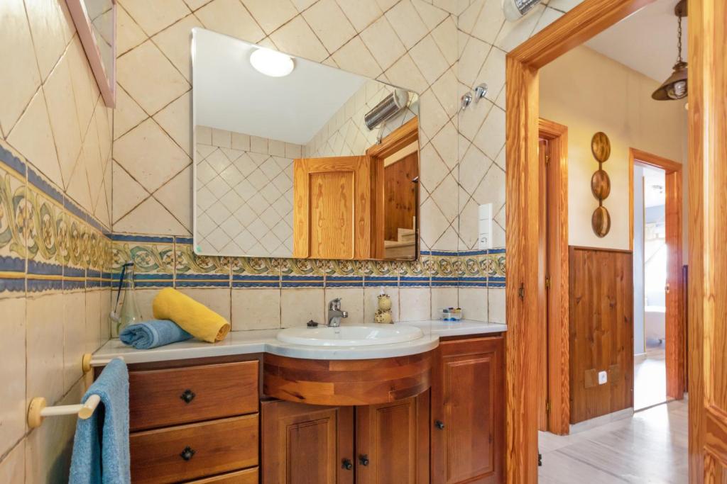 Łazienka w obiekcie Villa estilo mediterránea con Piscina, Jardín, Bbq y Jacuzzi - VILLA BEL AIR REAL