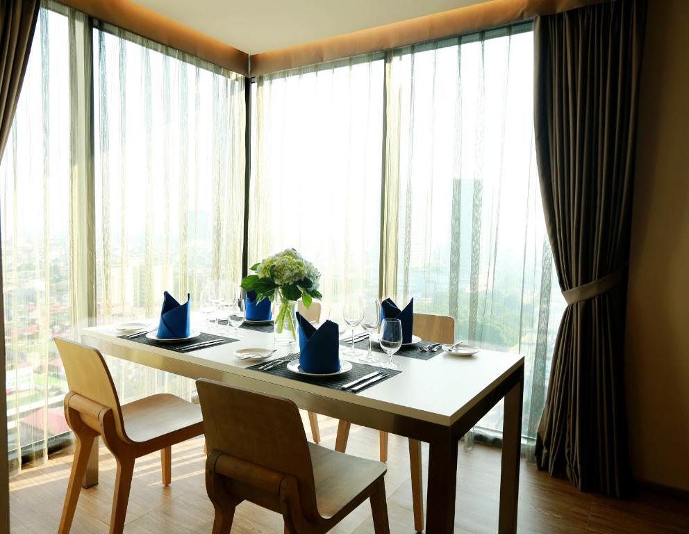 Executive Apartment with Two Single Beds, Sofa and City View - Lounge Access