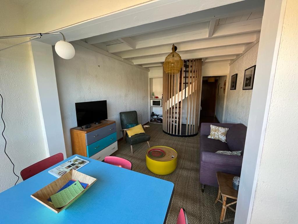 - un salon avec une table bleue et un canapé dans l'établissement L'Ibis Duplex proche plage et commodités, à Saint-Mandrier-sur-Mer