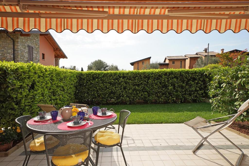 A garden outside Messaga