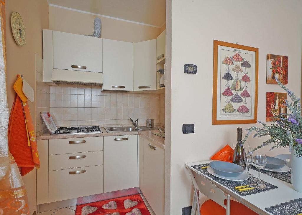 A kitchen or kitchenette at Messaga