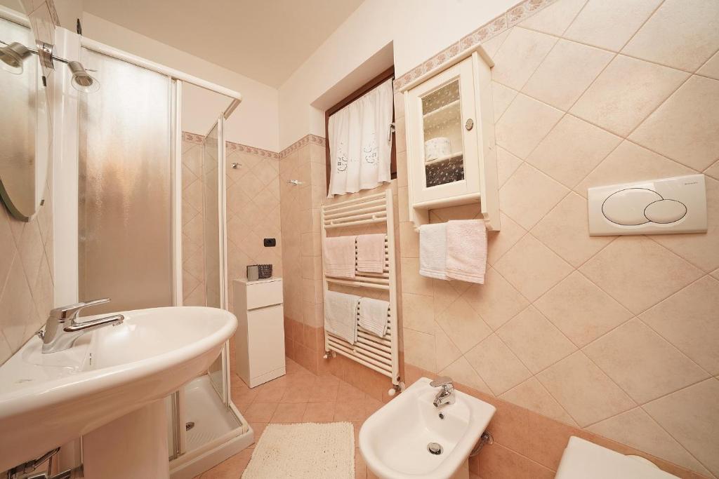 A bathroom at Messaga