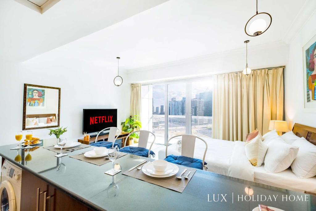 LUX The Downtown Boulevard Studio