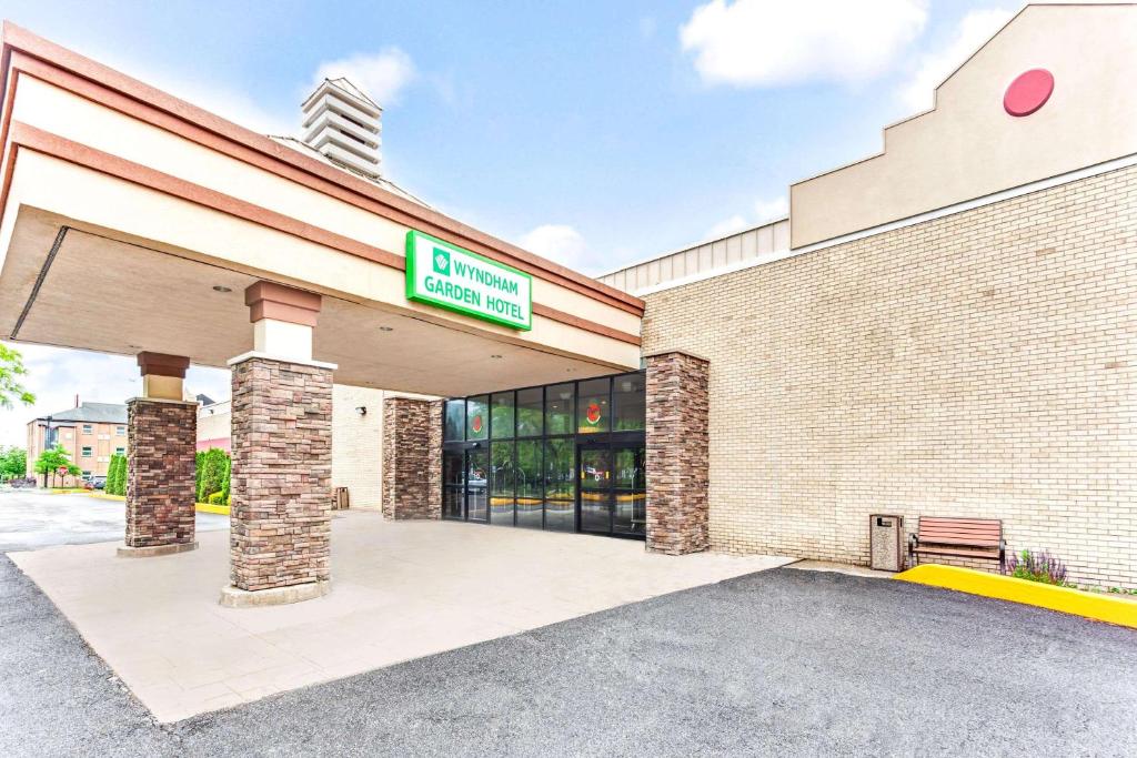 un bâtiment avec un panneau pour une épicerie dans l'établissement Wyndham Garden Detroit Metro Airport, à Romulus