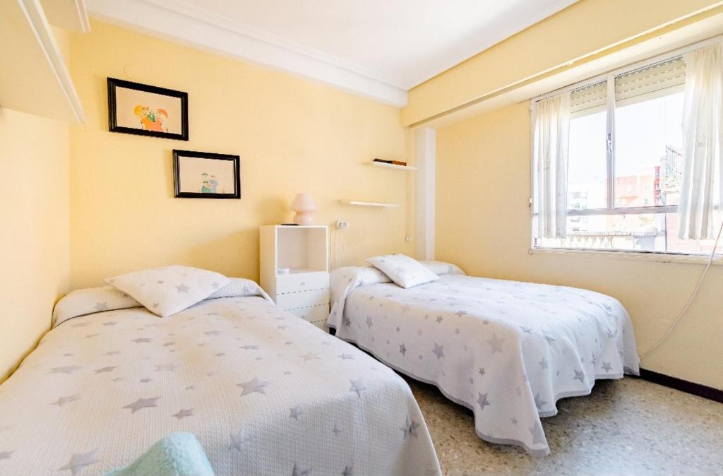 Se alquila una habitación triple con aire acondicionado, cama ...
