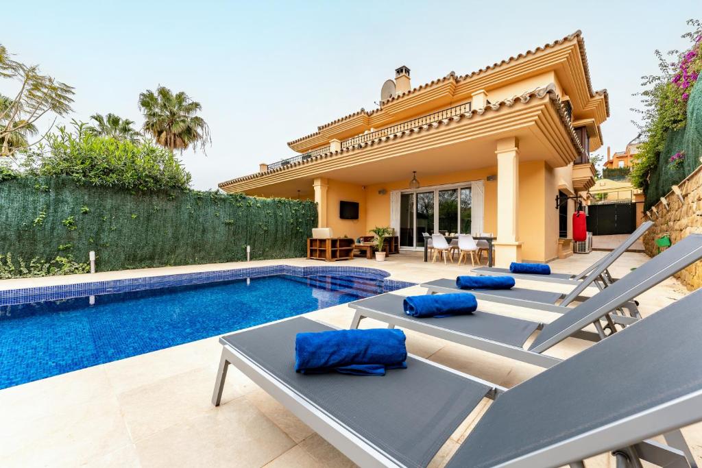 uma villa com uma piscina e uma casa em Villa in Los Flamencos em Sitio de Calahonda