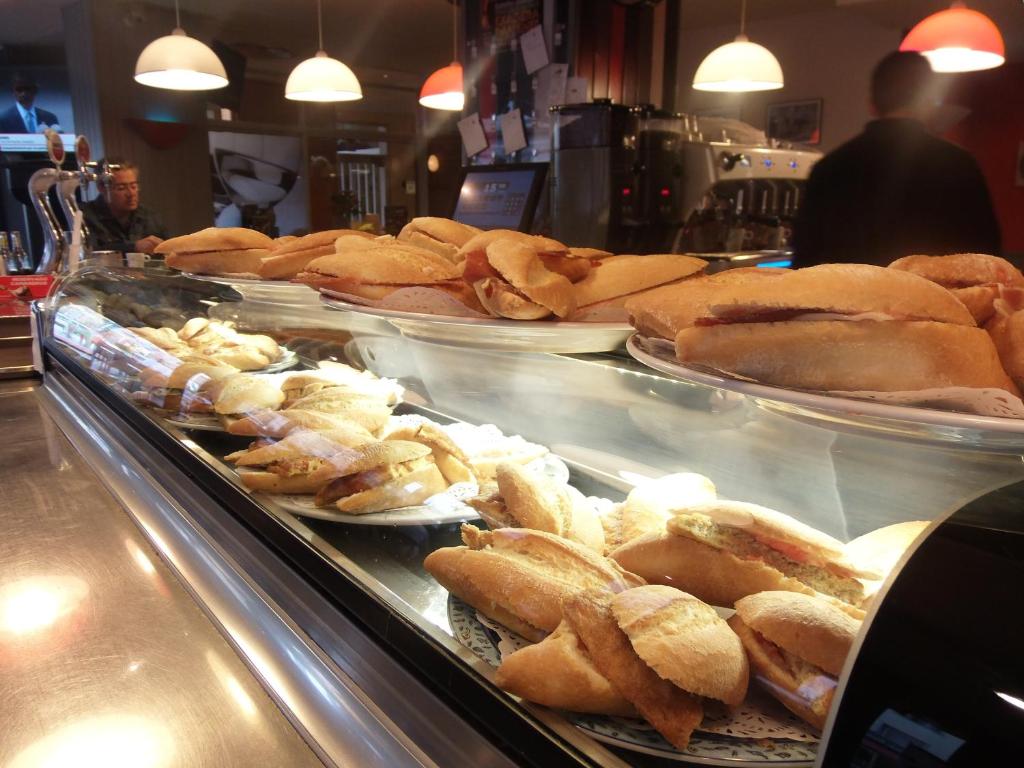 Comida en o cerca de este hotel