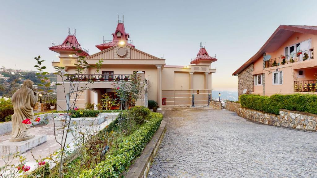 ein großes Haus mit einer Statue davor in der Unterkunft Radisson Hotel Shimla in Shimla