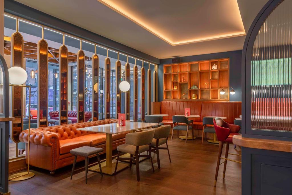 ダブリンにあるHyatt Centric The Liberties Dublinのダイニングルーム(テーブル、椅子付)