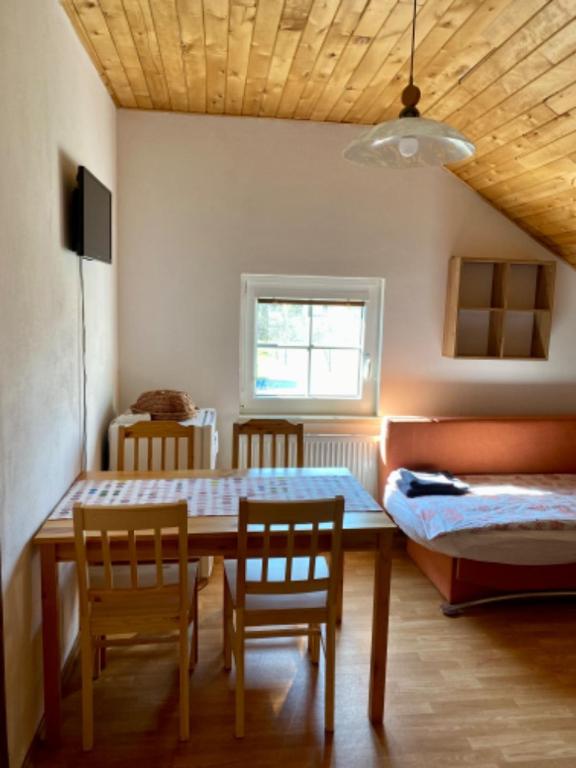 Postel nebo postele na pokoji v ubytování Apartmány u rybníčka
