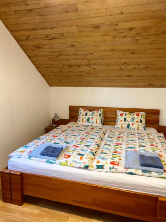 Postel nebo postele na pokoji v ubytování Apartmány u rybníčka
