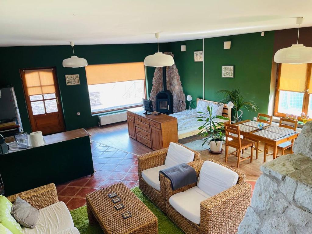 Posedenie v ubytovaní GreenPark Candy Apartments with Large Garden Close to Tokaj