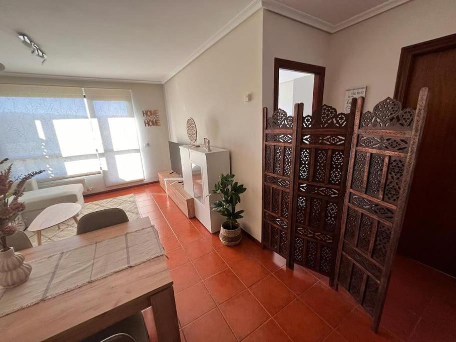 ein Wohnzimmer mit einem Tisch und ein unbeabsichtigtes Zimmer in der Unterkunft Apartamento Vistas Rovacias in Comillas