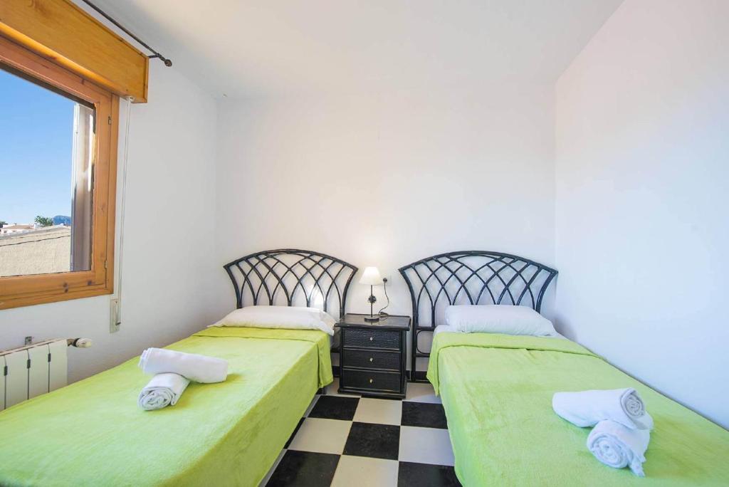 2 camas individuais num quarto com piso em xadrez em Villa Ortembach- PlusHolidays em Calpe