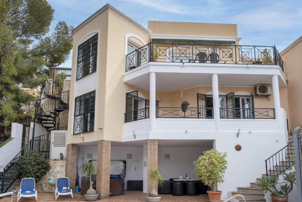 duży biały dom z balkonem w obiekcie Villa Miramar Burriana Beach 10 pax w mieście Nerja