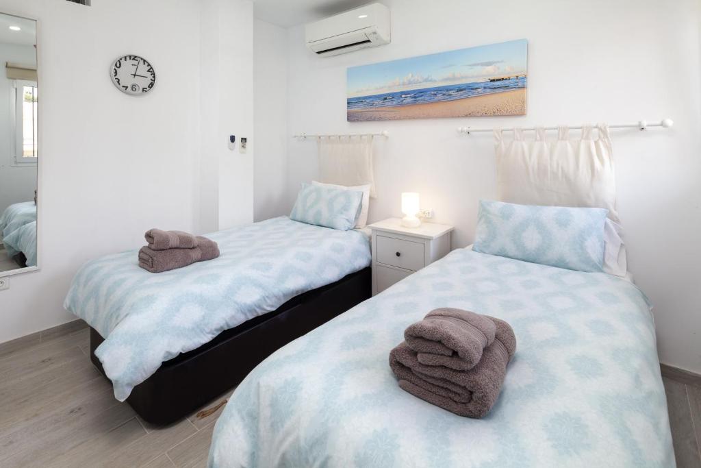 Łóżko lub łóżka w pokoju w obiekcie Villa Miramar Burriana Beach 10 pax
