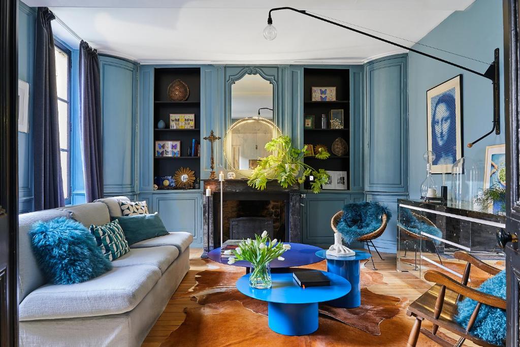 a living room with a couch and a table at Chez Laurence Du Tilly in Caen