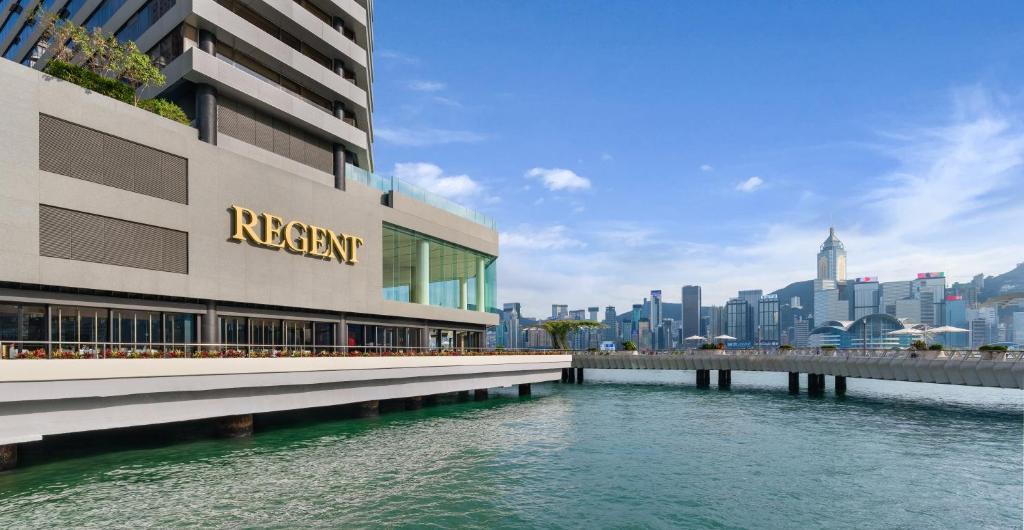 een rivier voor een gebouw met een stad bij Regent Hong Kong in Hong Kong