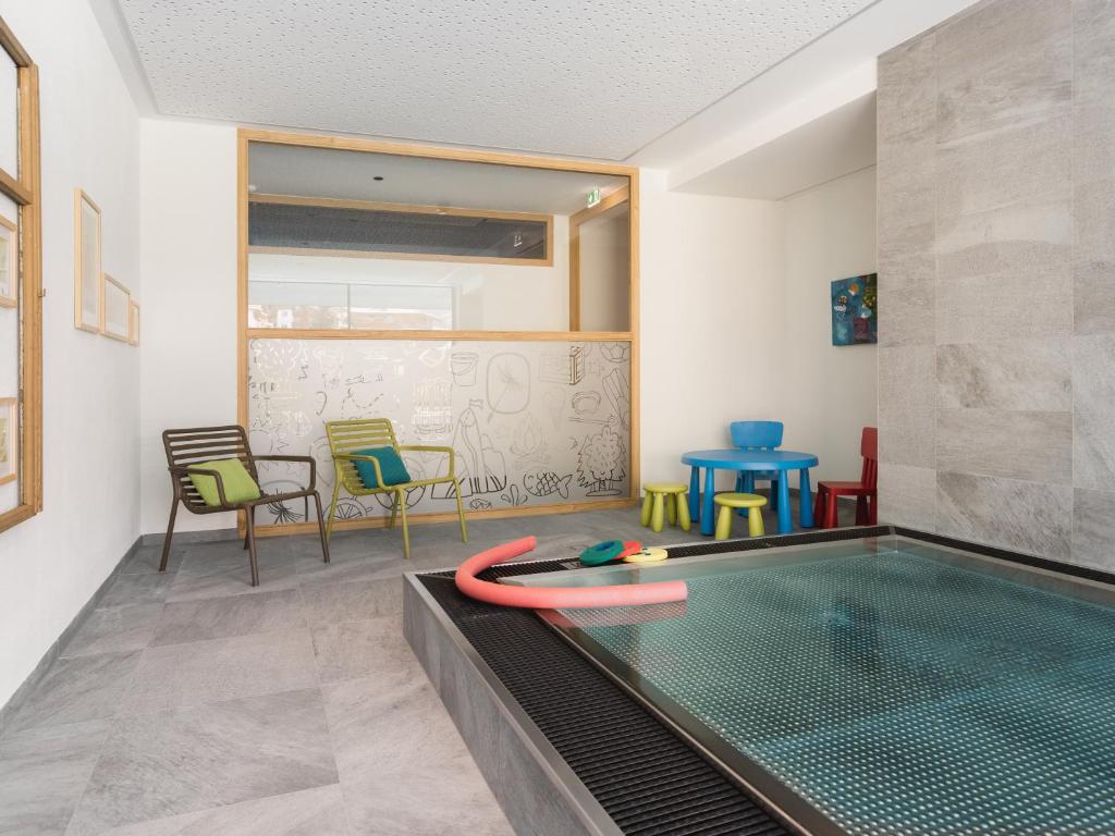 Bazén v ubytování alpina&more APARTMENTS I ZIMMER nebo v jeho okolí