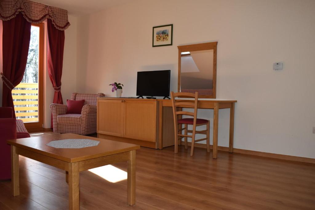 Telewizja i/lub zestaw kina domowego w obiekcie Aparthotel Snjezna Kraljica