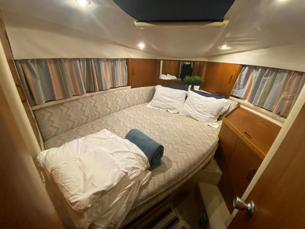 una cama pequeña en la parte trasera de un barco en Barco Princess Cachucho Fly en Puerto Calero