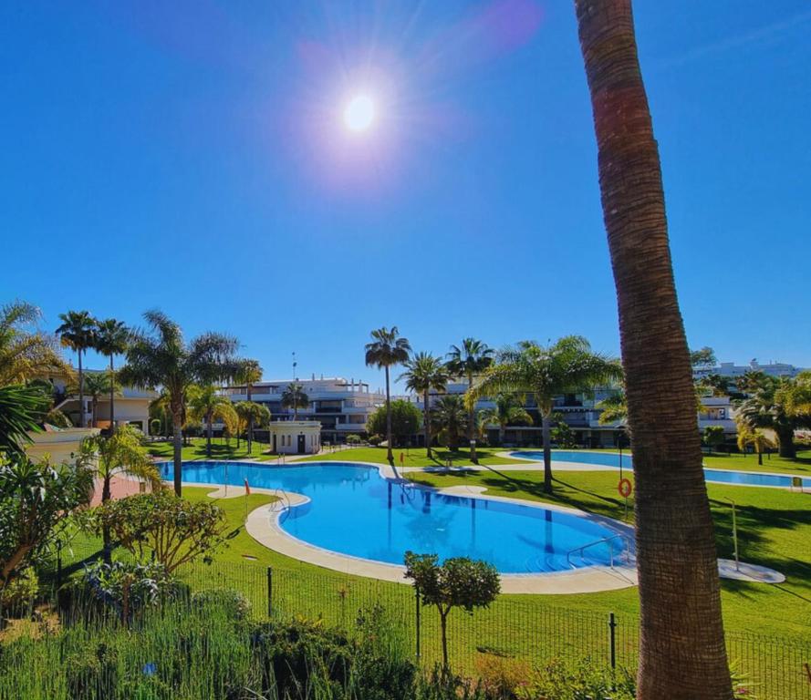 Bazén v ubytovaní StayatSas Luxe App vlakbij strand, 80 m2 terras, grote zwembaden Marbella alebo v jeho blízkosti