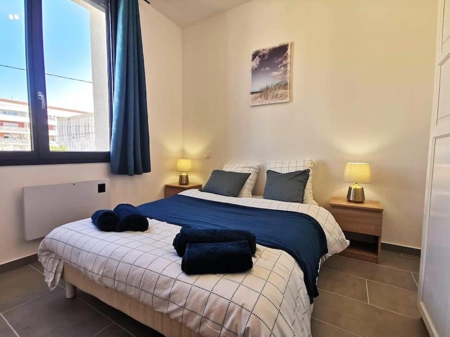 een slaapkamer met een bed met 2 kussens erop bij Élégant duplex proche du centre-ville in Miramas