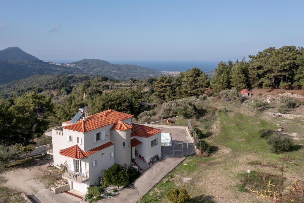 卡羅維西的住宿－Samos Villa With Pool，享有白色房屋的空中景致,设有红色屋顶