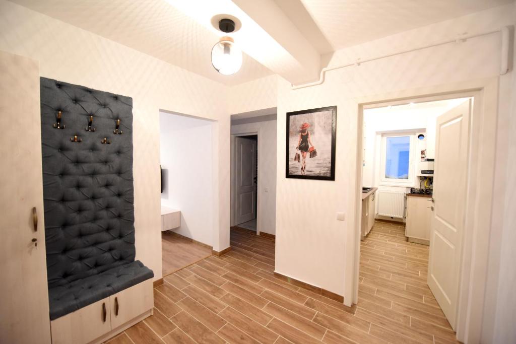 uma sala de estar com um quarto preto e branco em Blue Tower Apartments em Suceava
