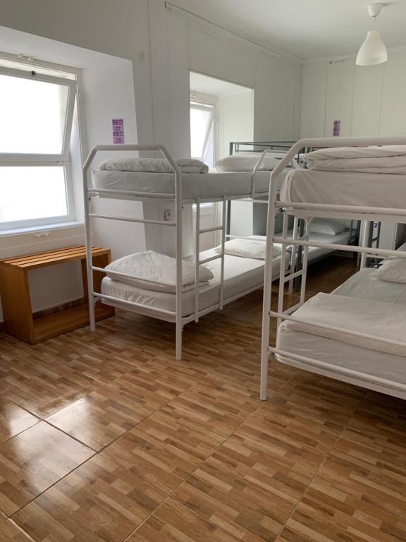 リスボンにあるAurora Placeの二段ベッド1組が備わる客室です。