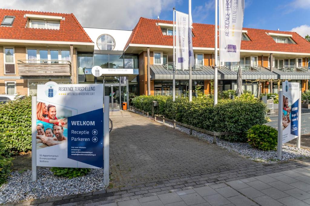 een ziekenhuis met een bord voor een gebouw bij Résidence Terschelling in Midsland