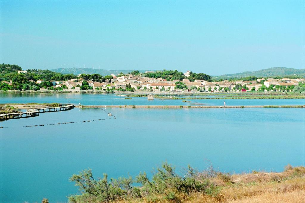 una gran masa de agua con una ciudad en el fondo en Azureva Sigean, en Sigean