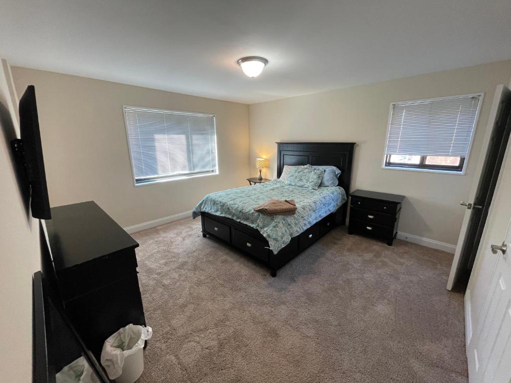 1 dormitorio con 1 cama y 2 ventanas en Spacious 2 bedroom in Chevy chase, en Chevy Chase