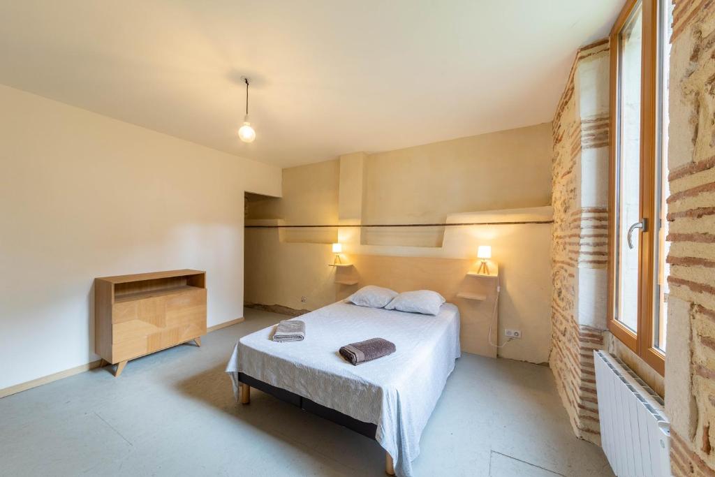 Łóżko lub łóżka w pokoju w obiekcie Gîte des Tuileries - piscine