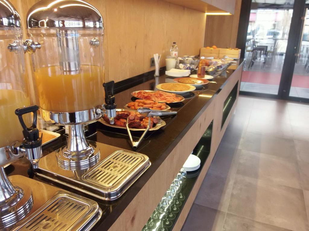 Comida en o cerca de este hotel